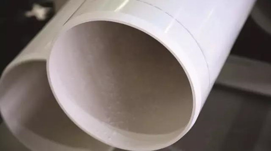 设备演示会现场挤出uPVC管材，管径250mm,壁厚7.7mm。